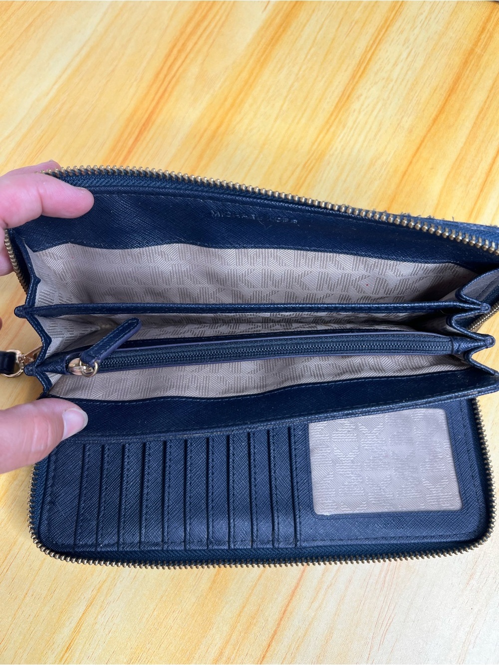 Michael Kors Jet Set Continental Zip Around Wallet/Wrist - Picture 5 of 16